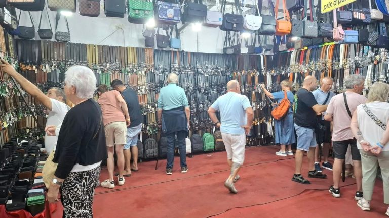 Kuşadası Çarşamba Pazarı’nda sağanak bereketi
