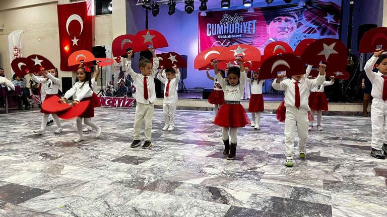 Efeler’de 29 Ekim coşkuyla kutlandı: Cumhuriyet sevinci gösterilerle renklendi