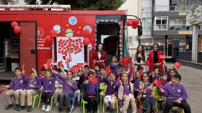 Aydınlı minikler Bayram coşkusunu kütüphanede yaşadı