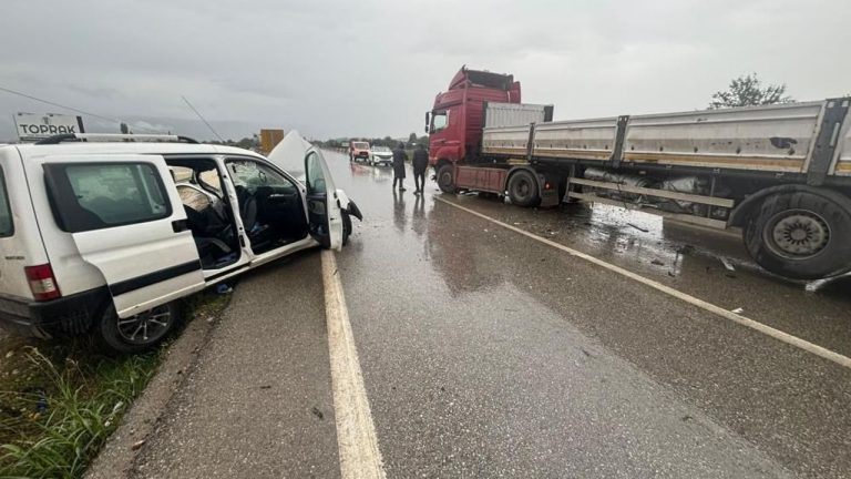Tır ile kamyonet çarpıştı: 1 ölü, 1 yaralı