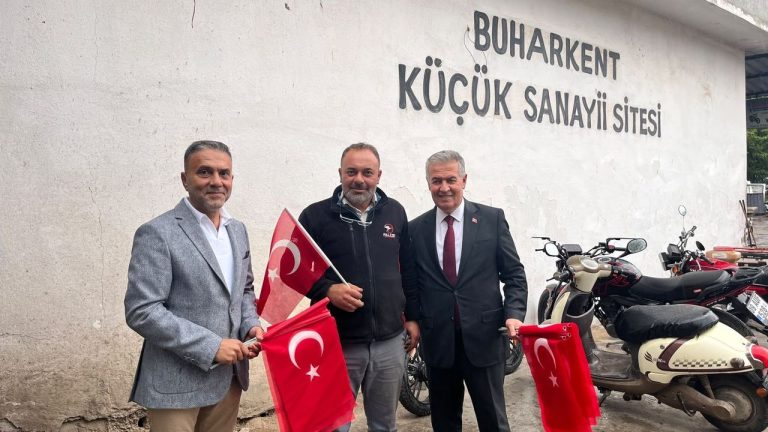 Buharkent'te esnafa Türk Bayrağı dağıtıldı! Sanayi sitesi kırmızı beyaza büründü