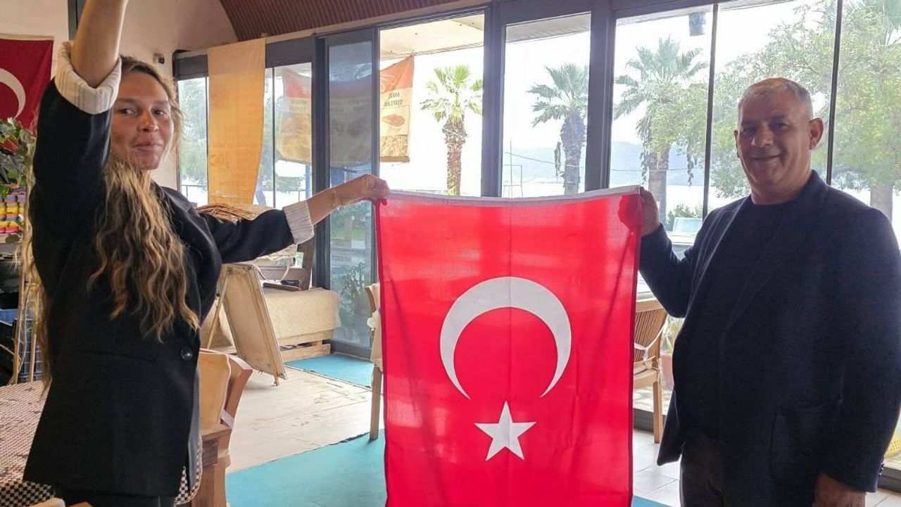 AK Parti Aydın bayraklarla kenti kırmızı beyaza bürüdü! Esnafın Cumhuriyet Bayramı sevincine ortak oldular