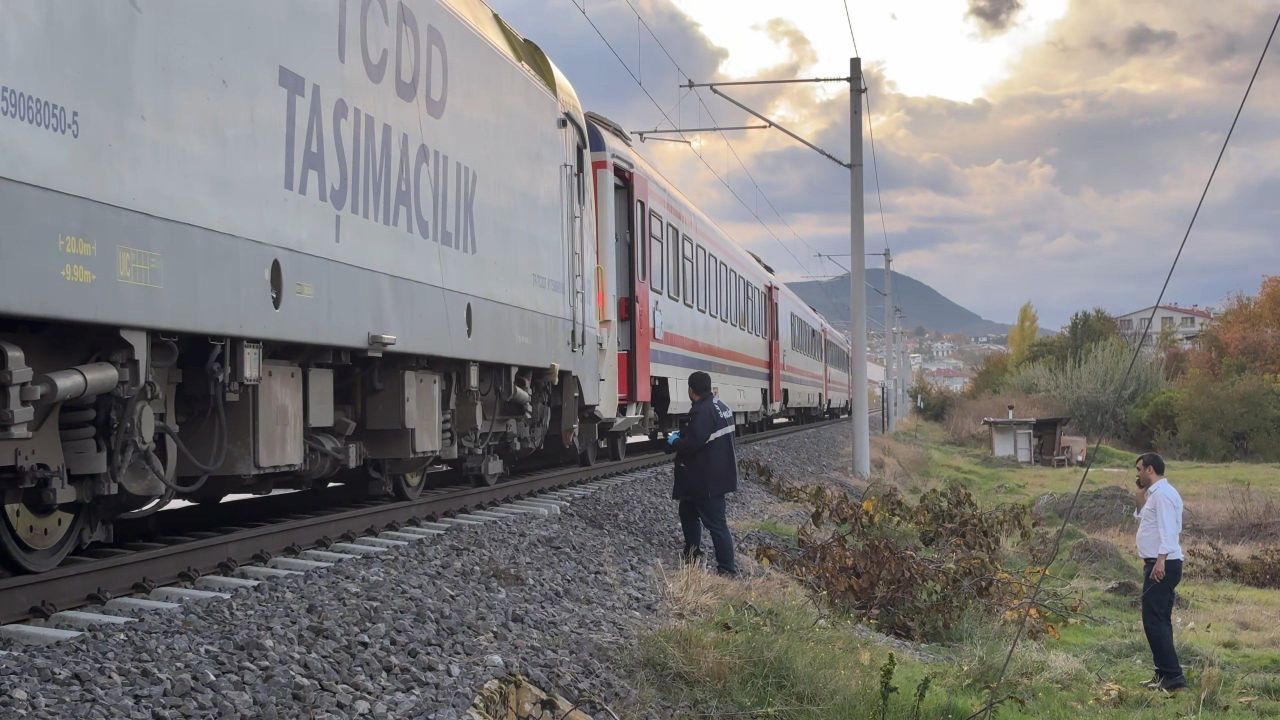 Trenin çarptığı genç hayatını kaybetti