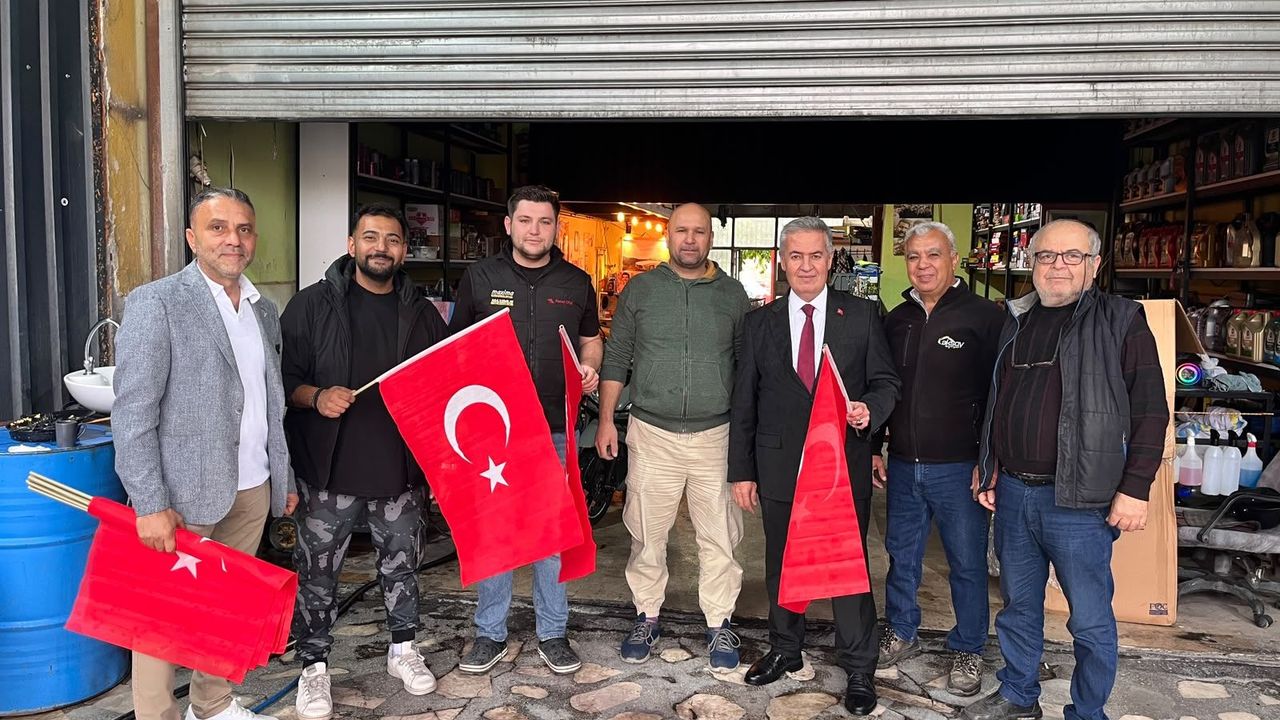 Buharkent’te Cumhuriyet Bayramı Öncesi Esnafa Türk Bayrağı Dağıtıldı