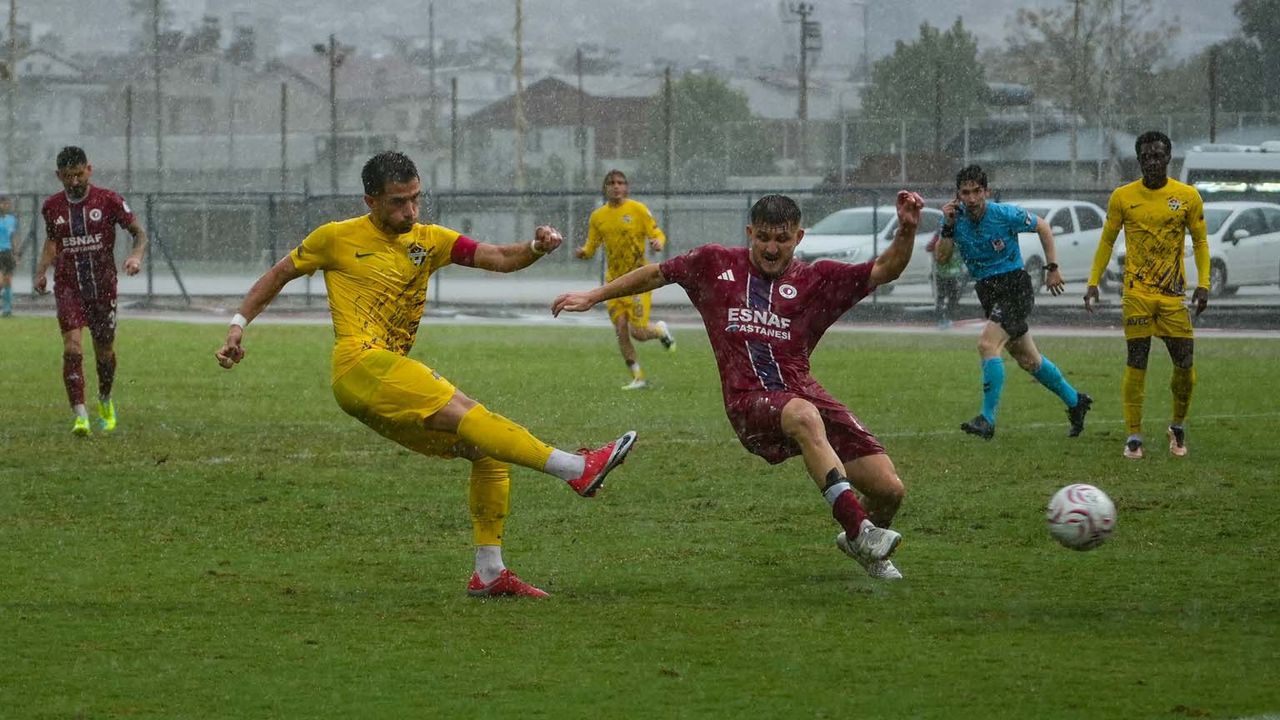 Yağmur yağdı, maç ertelendi