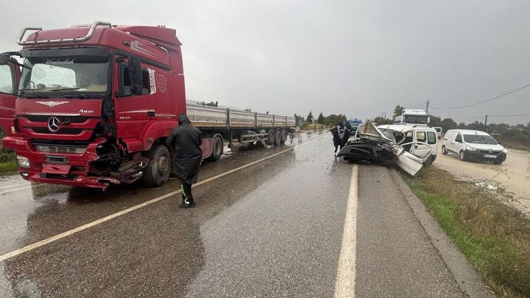Tır ile kamyonet çarpıştı: 1 kişi hayatını kaybetti 1 kişi yaralı