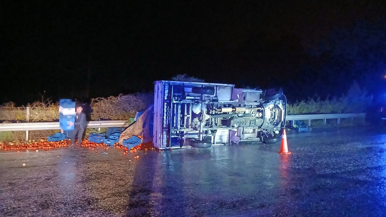 Karacasu’da kamyonet devrildi: Biri çocuk 2 kişinin mucize kurtuluşu