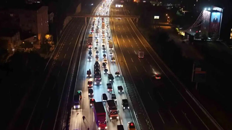 Gece yolculuğunda bu hataya dikkat! Hem ceza getirebilir hem de aküyü bitirebilir