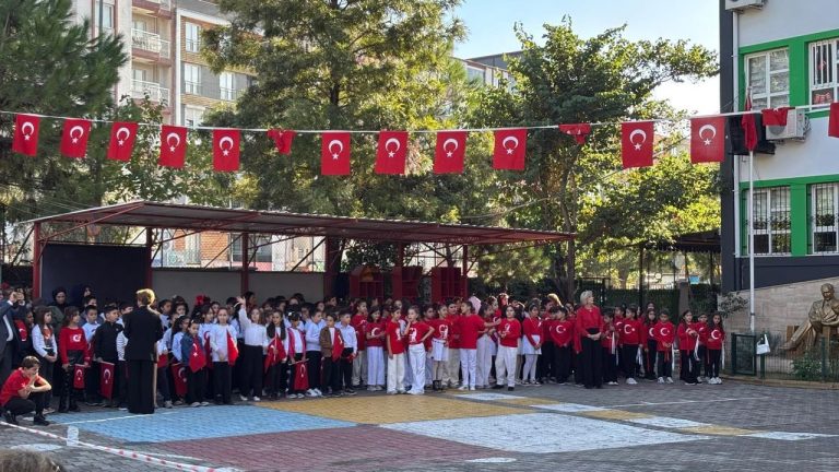 Aydın’da miniklerin Cumhuriyet sevinci! Okullar kırmızı beyaza büründü