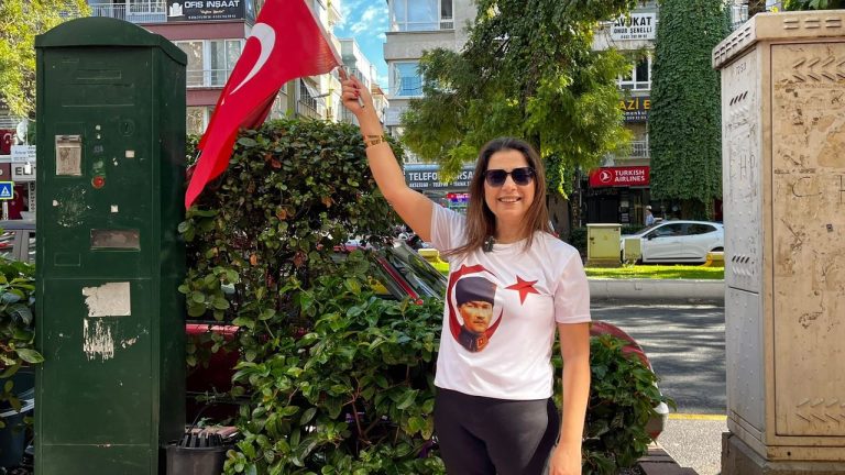 Aydın’da muhtardan anlamlı bayram hediyesi! Minik kalpler Cumhuriyet sevinciyle doldu