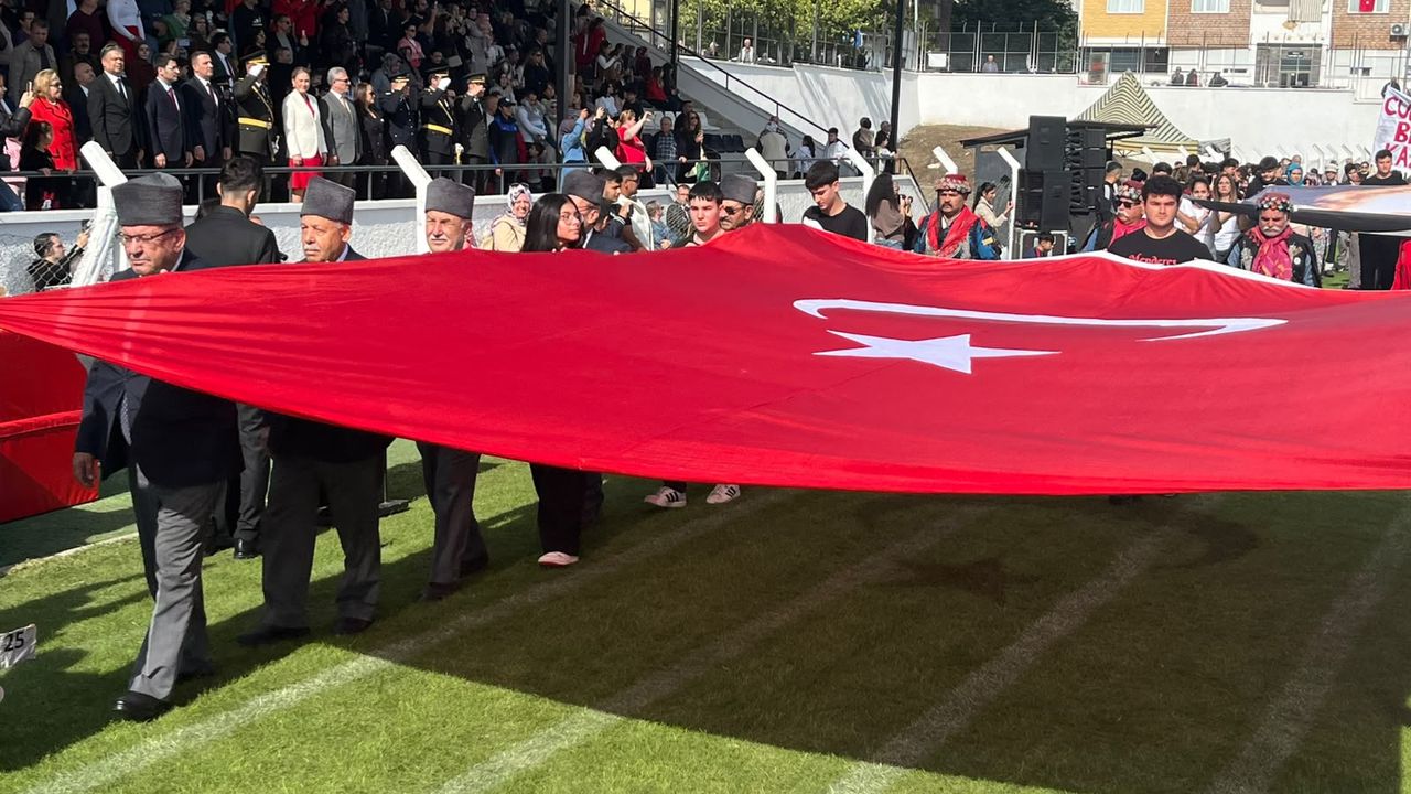 Nazilli’de Cumhuriyet Bayramı coşkusu yaşanıyor! 103 kişilik ekipten unutulmaz gösteri