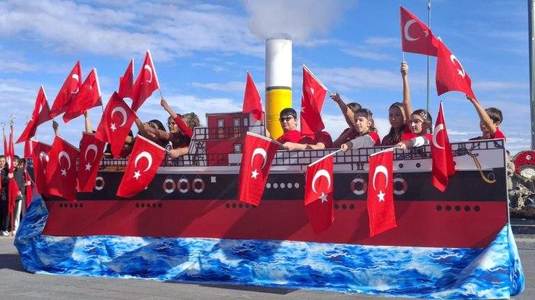Kuşadası'nda kalpler 'Cumhuriyet' coşkusunda buluştu