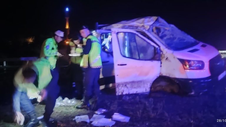 Yağışlı yolda takla attı, 4 kişi..