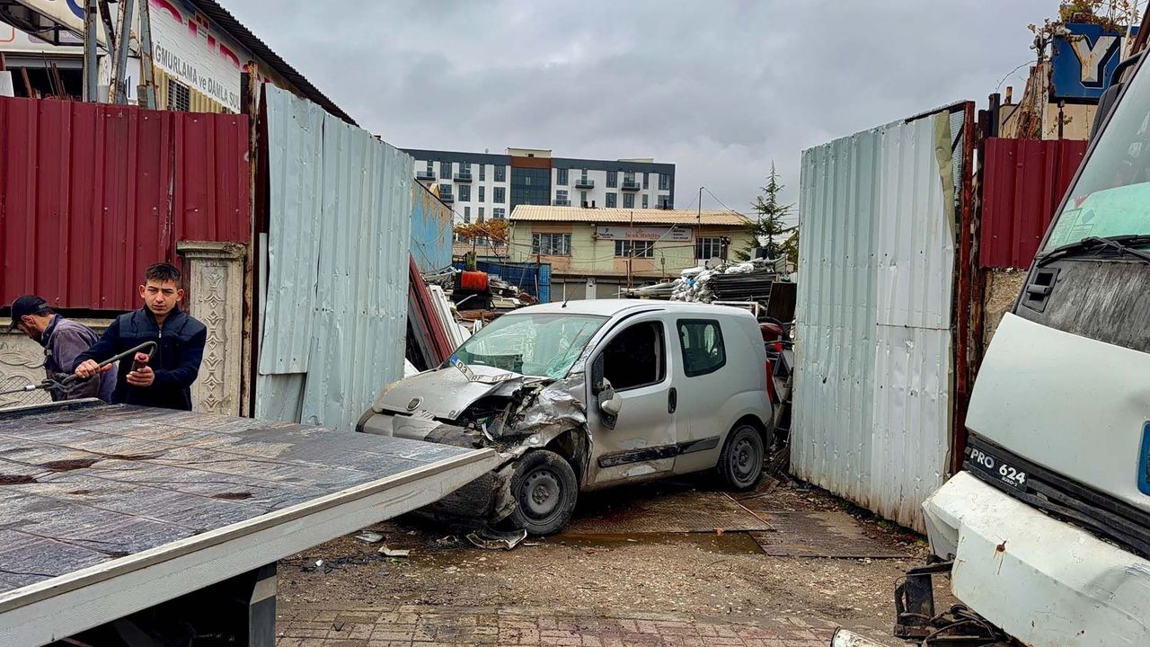 Vinç çarptı, araba hurdaya döndü