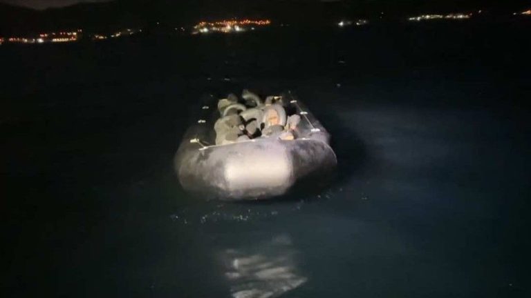 İzmir açıklarında 111 düzensiz göçmen yakalandı