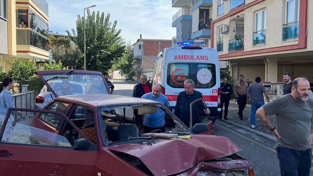 Aydın’daki kontrolden çıkan araç direğe çarptı! 2 yaralı