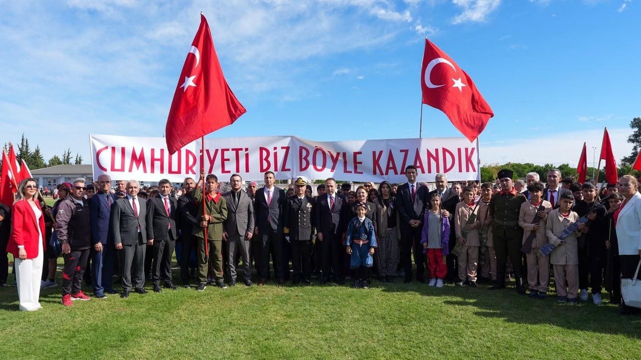 Didim'de Cumhuriyetin 103. yılına özel 103 kişilik ekiple gösteri! Cumhuriyetin kuruluş süreci de sahnelendi