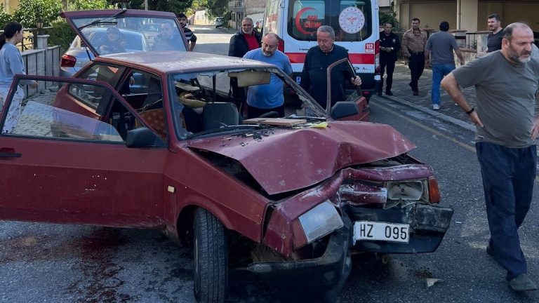 Hakimiyeti kaybetti, elektrik direğine çarptı