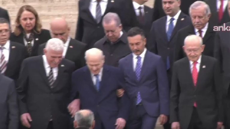 Devlet Bahçeli, Anıtkabir’de Dervişoğlu ve Kalın ile sohbet etti