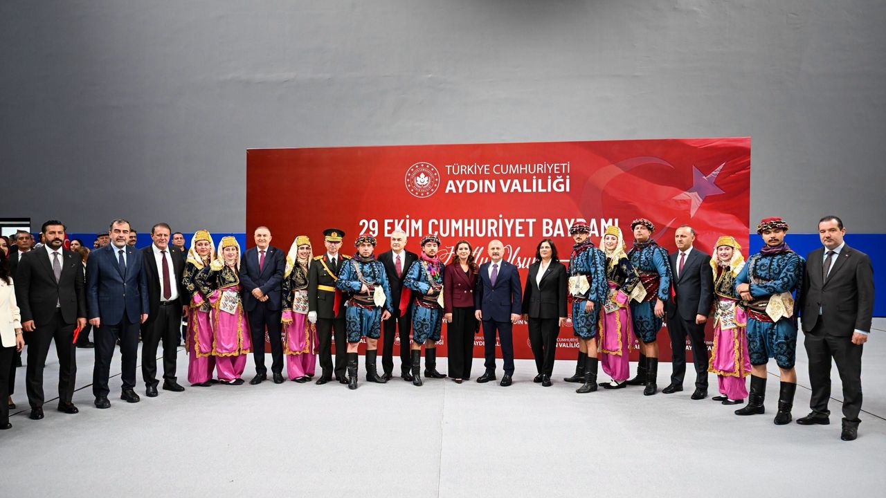 AK Parti’den Cumhuriyet töreninde gövde gösterisi
