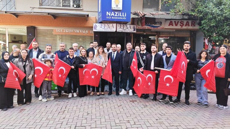 AK Parti Nazilli esnafa Bayrak dağıtıldı! Çarşı Ay-Yıldızla donatıldı