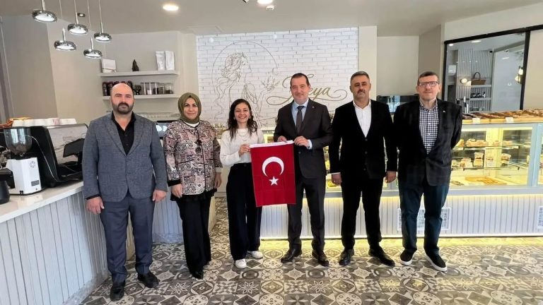 AK Parti Efeler’den esnafa bayrak jesti