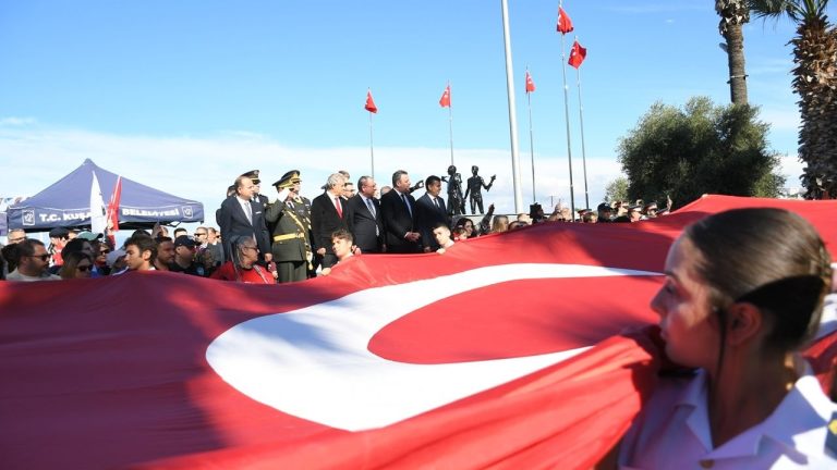 Kuşadası’nda Cumhuriyet coşkusu meydanlara taştı