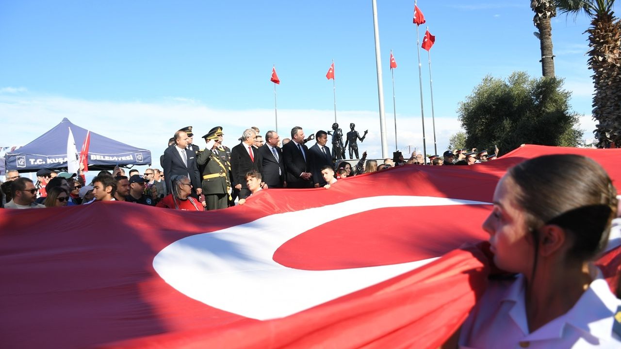 Kuşadası’nda Cumhuriyet coşkusu meydanlara taştı