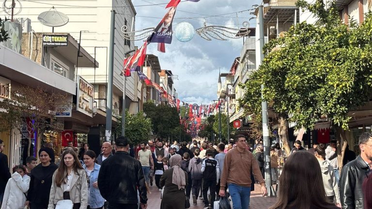 Nazilli’de çifte hareketlilik: 29 Ekim coşkusu Perşembe Pazarı’na denk geldi