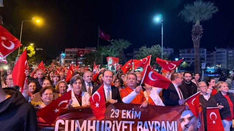Efeler’de Cumhuriyet Bayramı coşkusu yürüyüşle taçlandı