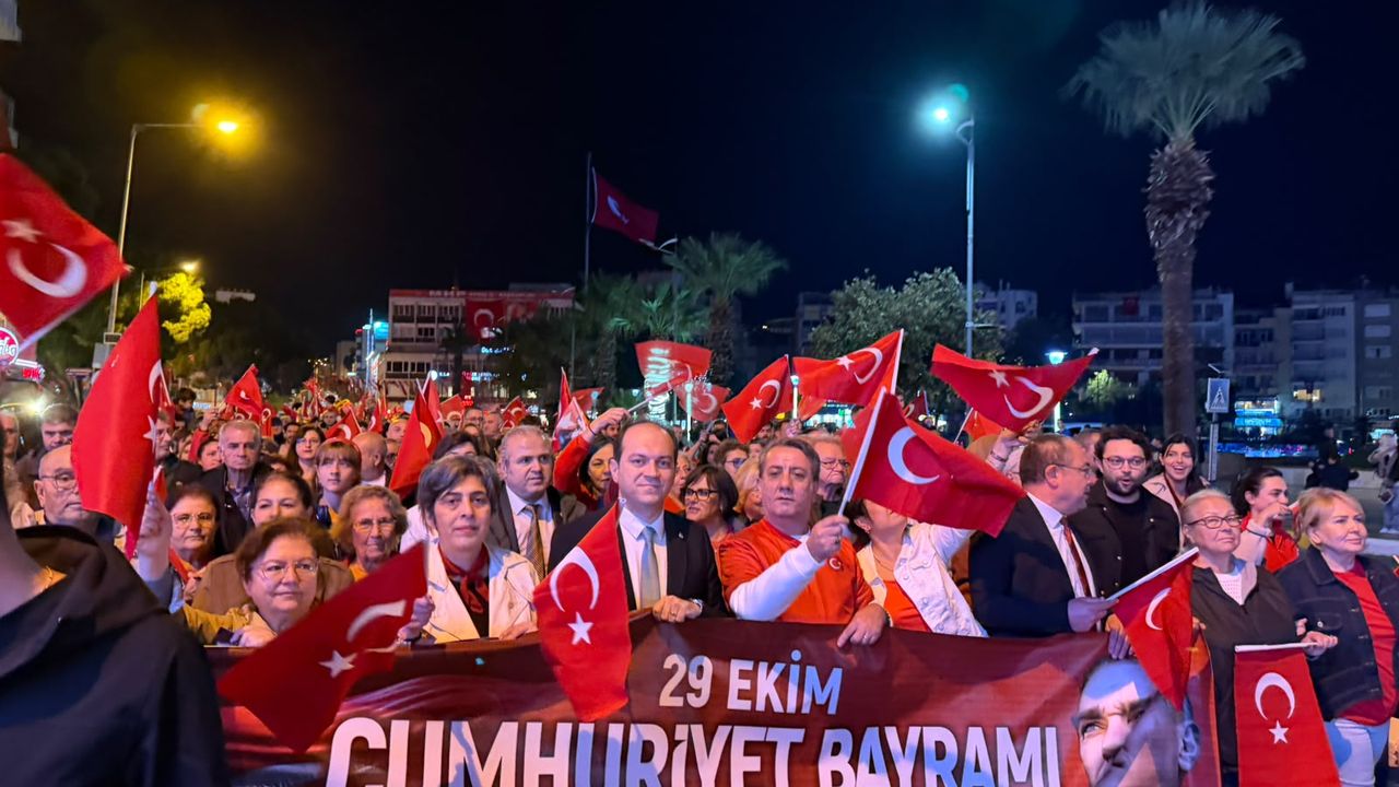 Efeler’de Cumhuriyet Bayramı coşkusu yürüyüşle taçlandı