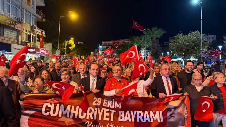 Efeler’de 29 Ekim coşkusu: Cumhuriyet için yürüdüler