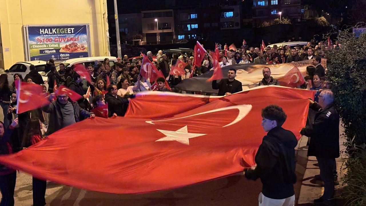 Nazilli’de coşkulu fener alayı: Binlerce vatandaş Türk Bayraklarıyla yürüdü