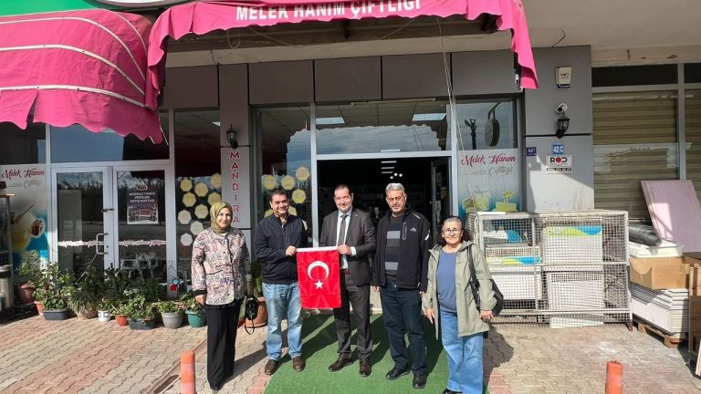 AK Parti Efeler'den esnafa bayrak hediyesi