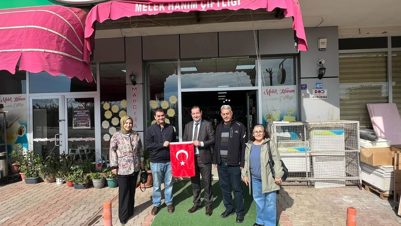 AK Parti Efeler'den esnafa bayrak hediyesi
