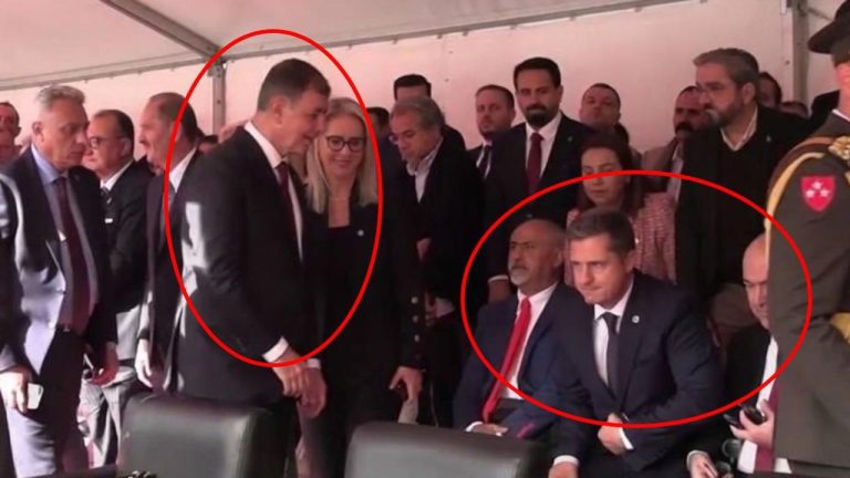 İzmir Protokolünde Gergin Anlar: Yeni Partili Vekiller Cemil Tugay’ın Elini Sıkmadı