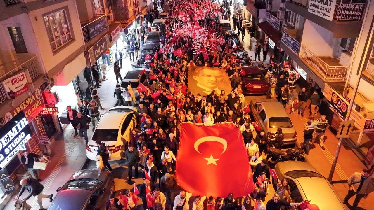 Efeler'de Cumhuriyet Yürüyüşü'ne binler akın etti