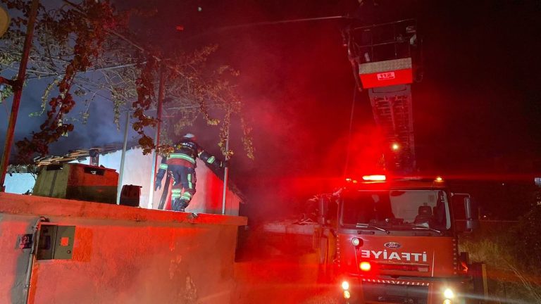 Nazilli’de hareketli gece: Sobadan çıkan yangın evi küle döndürdü
