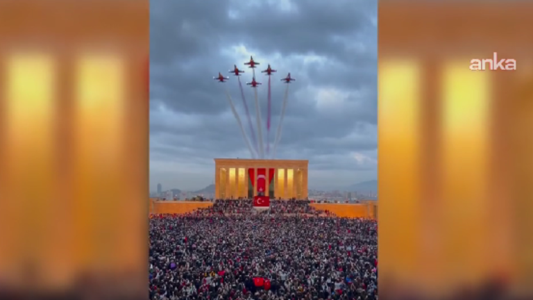 Türk Yıldızları'ndan 29 Ekim'e özel Anıtkabir üzerinde saygı uçuşu