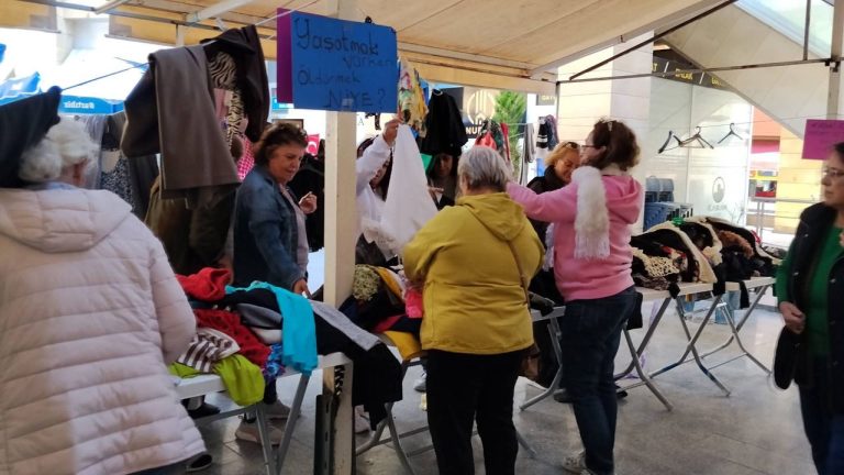 Söke'de dayanışmanın örneği: 'Askıda Giysi Takas Şenliği'ne yoğun ilgi