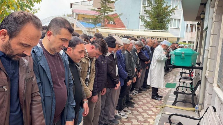18 yaşındaki genç gözyaşlarıyla son yolculuğuna uğurlandı