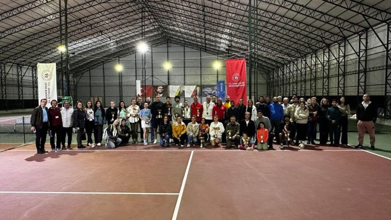 Cumhuriyet Bayramı coşkusu tenis kortlarına taşındı