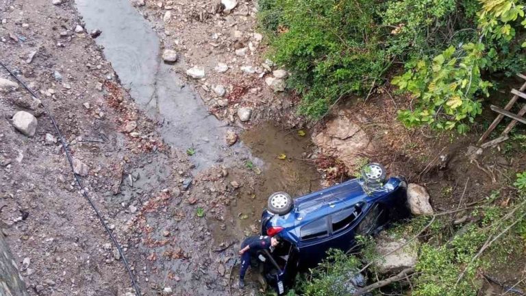 Aydın'da kontrolden çıkan otomobil dereye uçtu: 3 yaralı