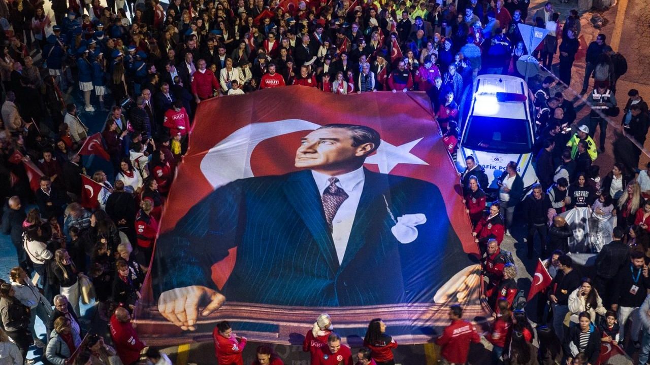Kuşadası’nda Cumhuriyet coşkusu: 250 metrelik Türk Bayrağı altında binlerce kişi tek yürek oldu