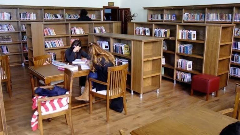 Aydın'da kütüphane kapılarını kapattı!