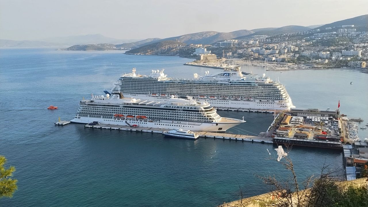 'Büyülü Prenses' Ege Port'a demir attı