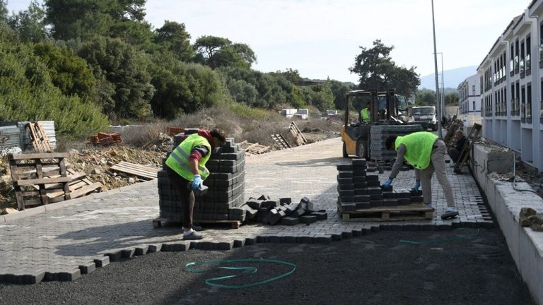 Kuşadası Caferli’de 25 bin metrekarelik yol çalışması başladı