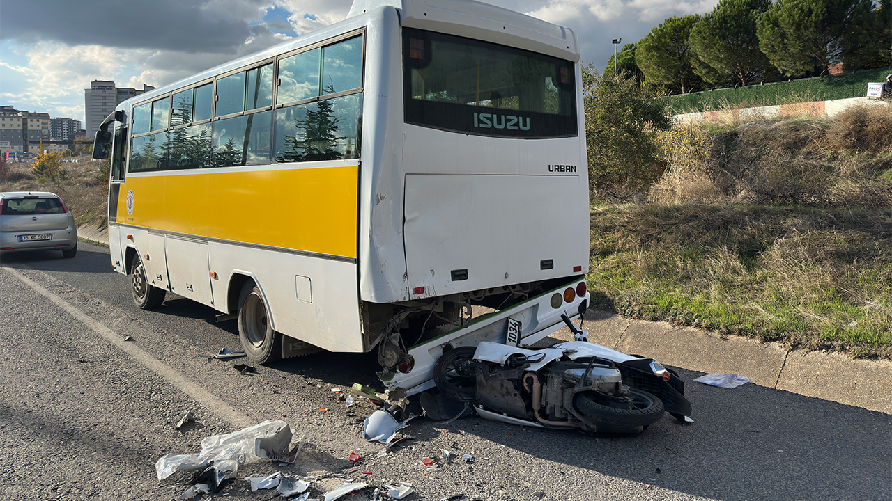 Motosiklet halk otobüsüne çarptı: 1 ölü, 1 ağır yaralı