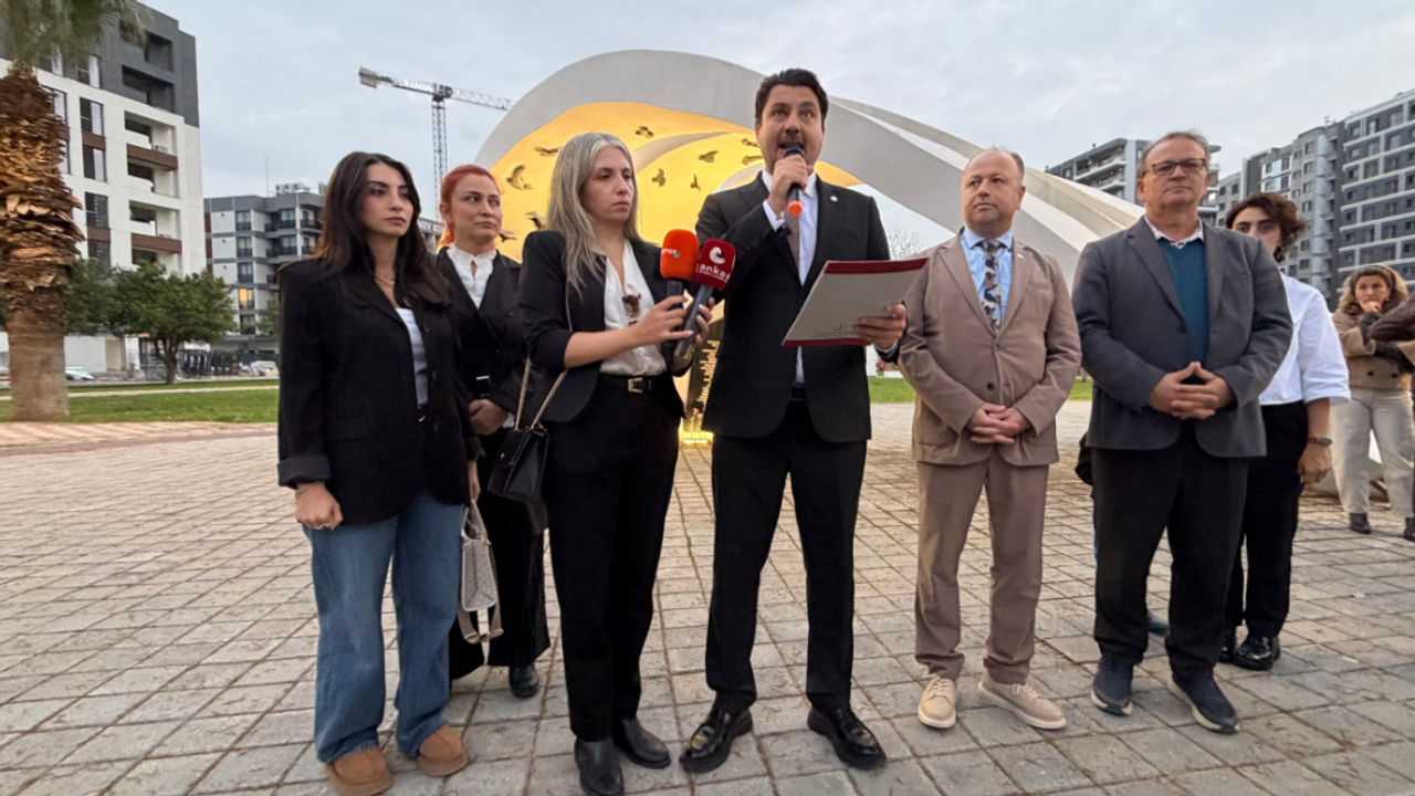 İzmir depreminin 6'ncı yılında yaşamını kaybedenler anıldı