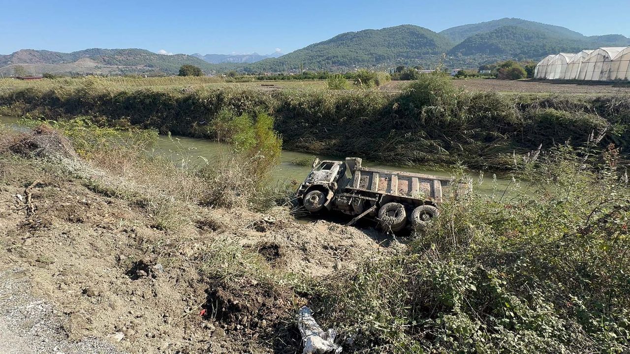 Tersakan Çayı'na kamyon devrildi